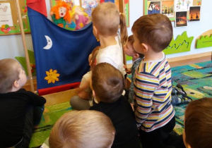 Dwoje dzieci przedstawia fragment bajki z wykorzystaniem pacynek, pozostałe dzieci oglądają